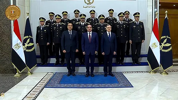 عيد الشرطة.. الرئيس السيسي يظهر مع قيادات الداخلية في صورة رسمية